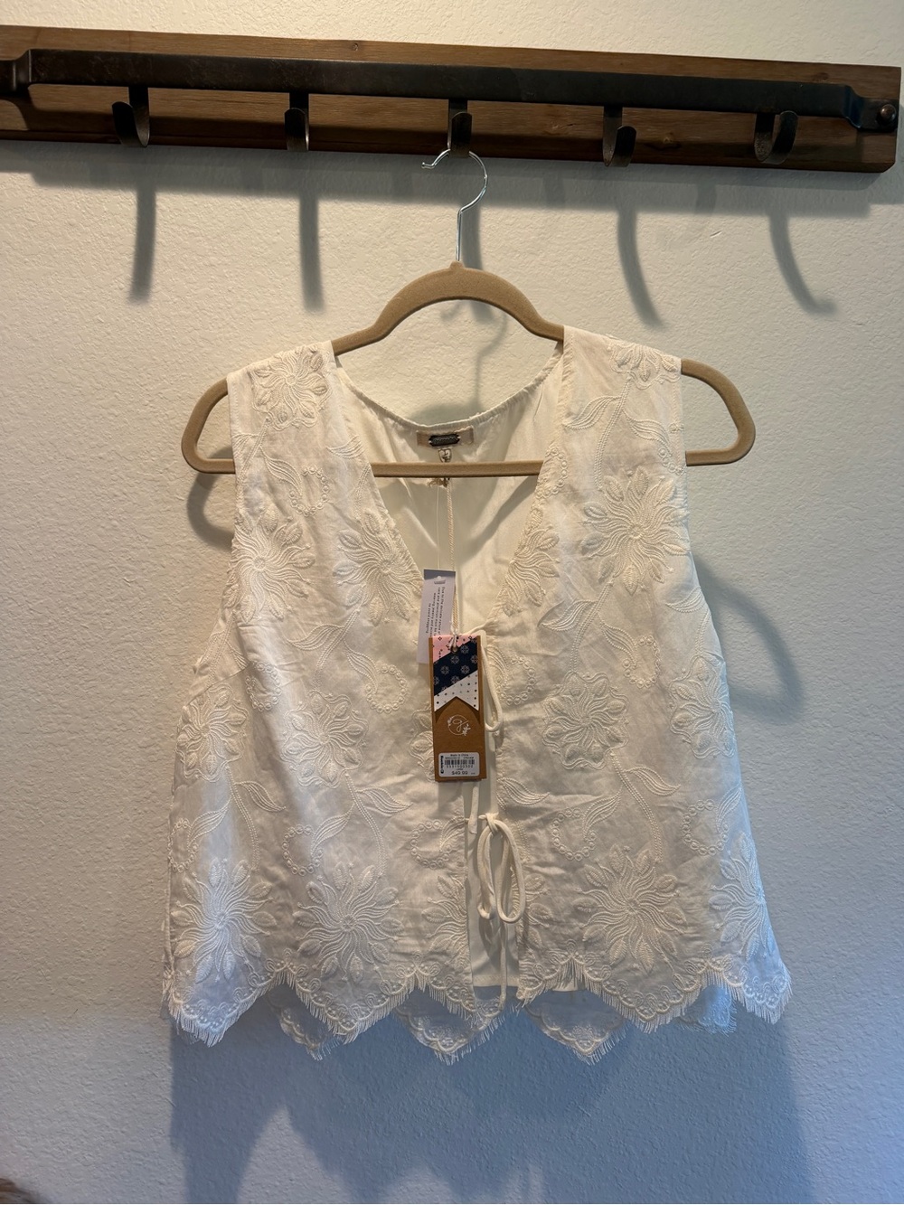 GIMMICKS Ivory Lace Tank Top - Picture 1 of 3